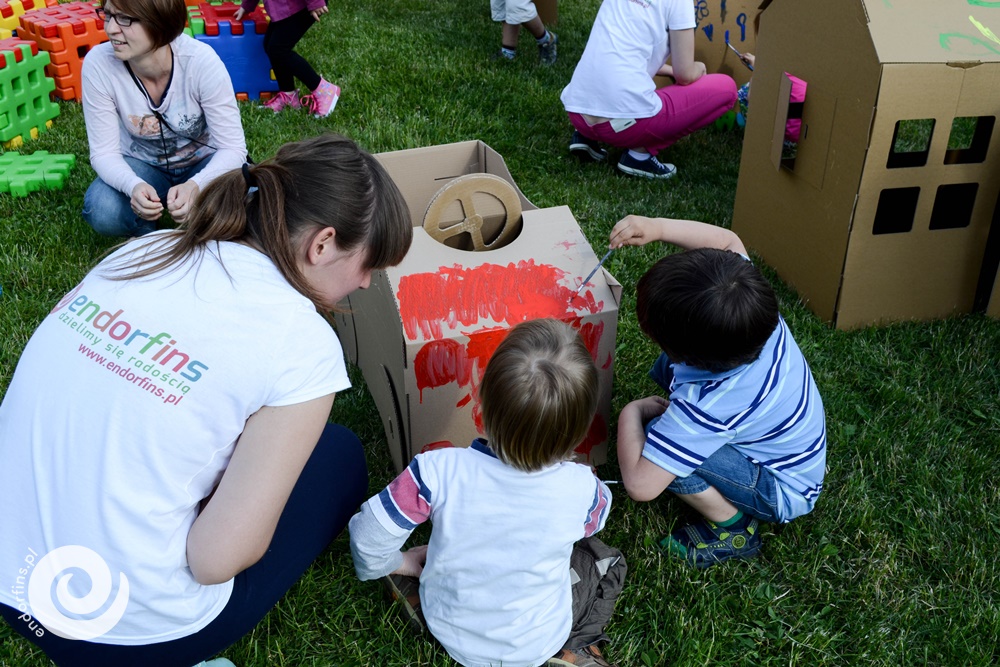 malowanie kartonowego domku dla dzieci - piknik firmowy
